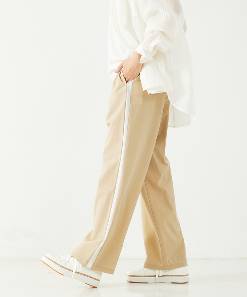 abahouse mavie(アバハウスマヴィ)の「ナイロンストレッチサイドライントラックパンツ(その他パンツ・レディース・ベージュ/チャコールグレー・フリー)」の5枚目の写真