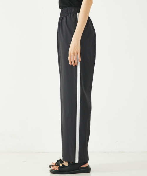 abahouse mavie(アバハウスマヴィ)の「ナイロンストレッチサイドライントラックパンツ(その他パンツ・レディース・ベージュ/チャコールグレー・フリー)」の12枚目の写真