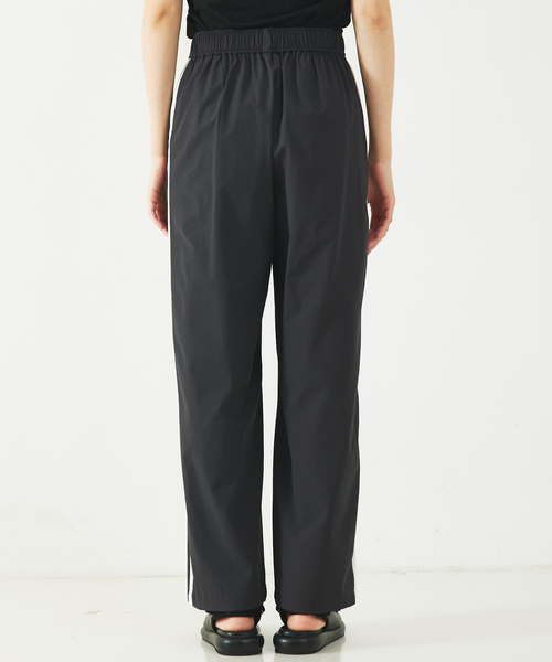 abahouse mavie(アバハウスマヴィ)の「ナイロンストレッチサイドライントラックパンツ(その他パンツ・レディース・ベージュ/チャコールグレー・フリー)」の13枚目の写真
