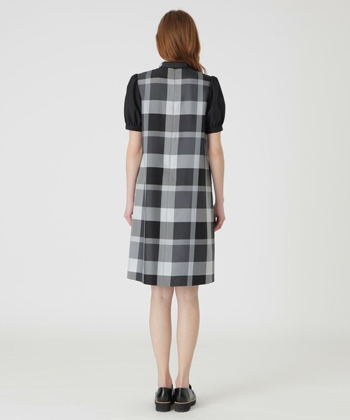 BLUE LABEL CRESTBRIDGE（ブルーレーベルクレストブリッジ）の「クレストブリッジチェックライトクロッシングツイルシャーリングドレス（ワンピース・レディース・チャコールグレー/ベージュ系その他・36/38）」の12枚目の写真
