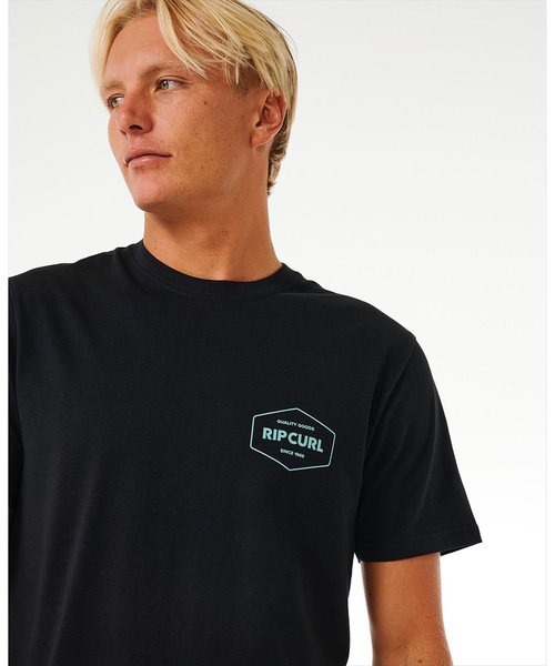 rip curl(リップカール)の「【RIPCURL(リップカール)】M STAPLER TEE/スタンダードフィットブランドロゴプリントコットン100%半袖Tシャツ(Tシャツ/カットソー・メンズ・ブラック/ホワイト・MEDIUM/LARGE)」の6枚目の写真