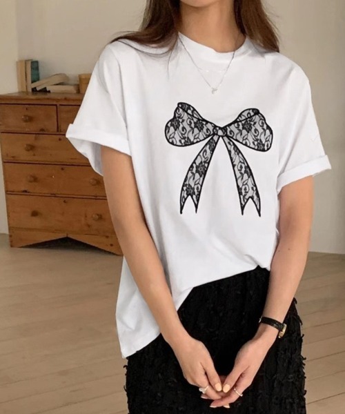 Doux Belle(ドゥーベル)の「ビックリボン刺繍Tシャツ(Tシャツ/カットソー・レディース・ホワイト/ブラック/グレー・FREE)」の2枚目の写真