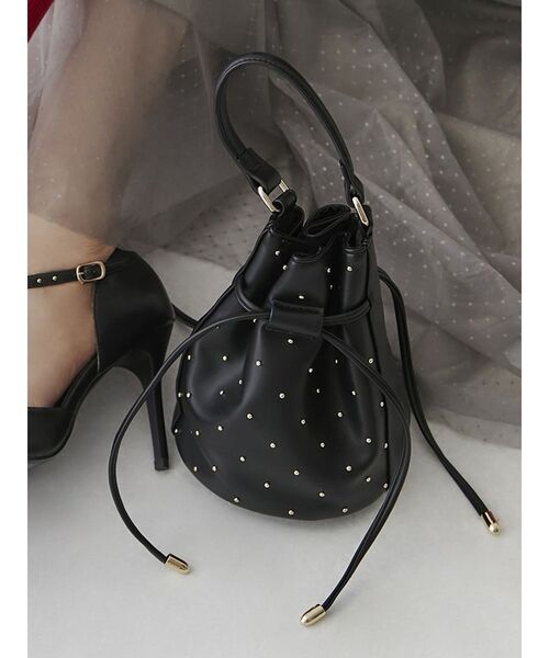 RESEXXY（リゼクシー）の「スタッズコンパクトバッグ（ハンドバッグ・レディース・レッド/ブラック・FREE）」の2枚目の写真