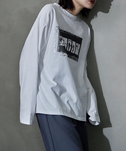 etoll.(エトル)の「フォトプリント×シルバー箔オーバーサイズロングTシャツ(Tシャツ/カットソー・レディース・オフホワイト/チャコールグレー・FREE)」の10枚目の写真
