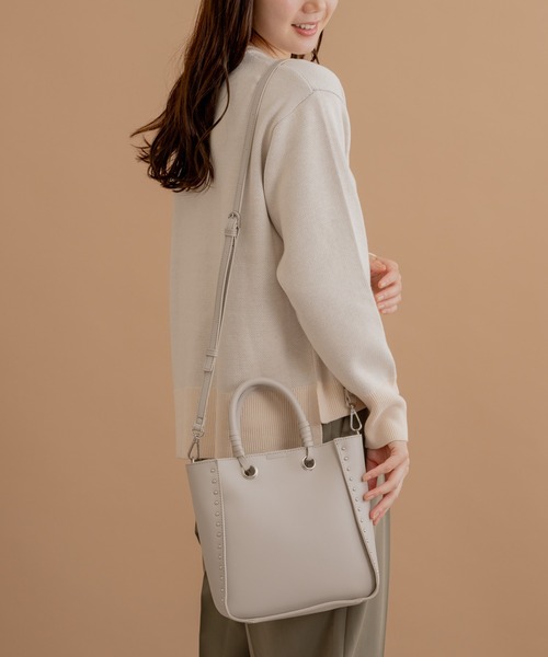 KATHARINE ROSS（キャサリンロス）の「【KATHARINE ROSS】ラインスタッズトートバッグ WEB限定（ショルダーバッグ・レディース・ブラック/グレー/モカ・MEDIUM）」の3枚目の写真