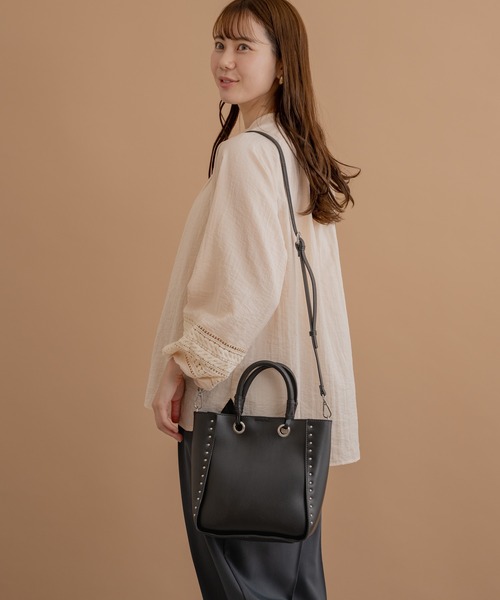 KATHARINE ROSS（キャサリンロス）の「【KATHARINE ROSS】ラインスタッズトートバッグ WEB限定（ショルダーバッグ・レディース・ブラック/グレー/モカ・MEDIUM）」の12枚目の写真