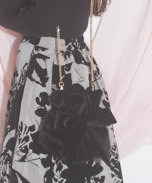 tocco closet（トッコ　クローゼット）の「【ZOZO限定】ベロアリボン巾着バッグ（ショルダーバッグ・レディース・グレー/ブラック/ワイン・M）」の2枚目の写真