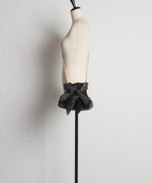 tocco closet（トッコ　クローゼット）の「【ZOZO限定】ベロアリボン巾着バッグ（ショルダーバッグ・レディース・グレー/ブラック/ワイン・M）」の16枚目の写真