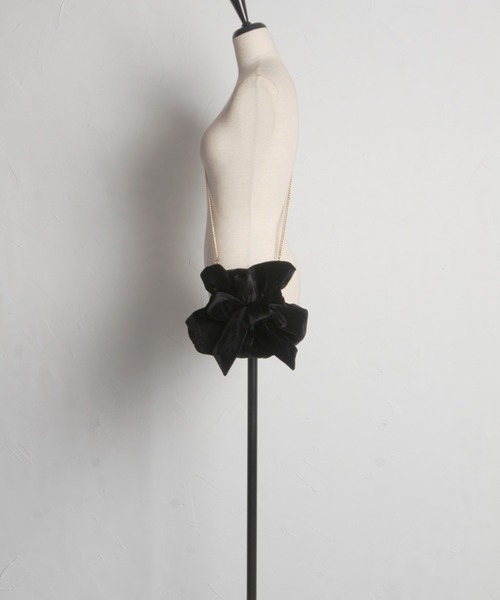 tocco closet（トッコ　クローゼット）の「【ZOZO限定】ベロアリボン巾着バッグ（ショルダーバッグ・レディース・グレー/ブラック/ワイン・M）」の17枚目の写真