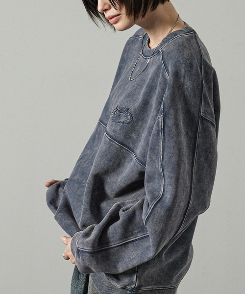 Alfred Alex(アルフレッドアレックス)の「【Alfred Alex】ヴィンテージメイクデザイン ケミカルウォッシュダメージパッチロゴスウェット(スウェット・メンズ・ブルー/ブラック/グレイッシュベージュ・M/L)」の3枚目の写真