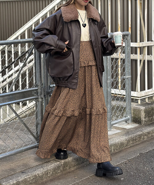 w closet（ダブルクローゼット）の「【8色展開】ティアードフリルワンピース（ワンピース・レディース・ブラウン/レッド/ブラック/ベージュ/ブルー/イエロー/パープル/オフホワイト・FREE）」の4枚目の写真