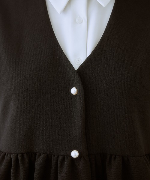 7days Life Styling（セブンデイズライフスタイリング）の「カットソー素材　パール調ボタンペプラム切替ジレ（ベスト・レディース・ブラック/ネイビー・LL/L/M/S/3L）」の4枚目の写真