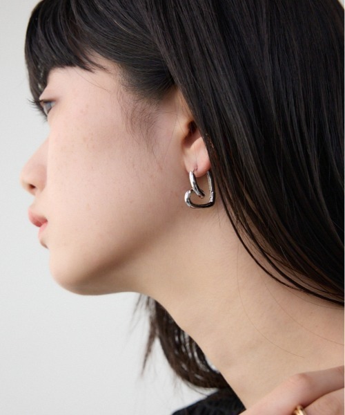AZUL by moussy(アズールバイマウジー)の「ニュアンスハートフープピアス(ピアス(両耳用)・レディース・シルバー/ゴールド系その他・FREE)」の2枚目の写真