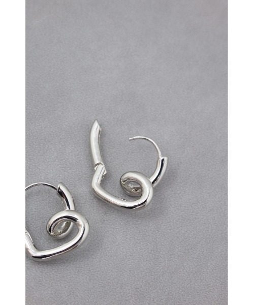 AZUL by moussy(アズールバイマウジー)の「ニュアンスハートフープピアス(ピアス(両耳用)・レディース・シルバー/ゴールド系その他・FREE)」の7枚目の写真