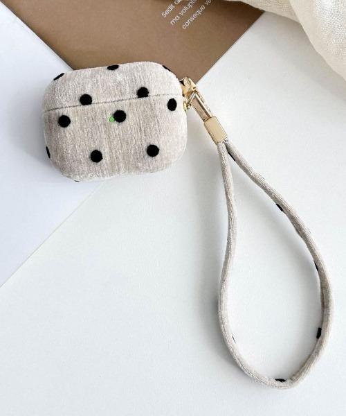 Fun & Daily(ファンアンドデイリー)の「F&D : ベルベットドットairpods ケース (AirPods Pro)(ヘッドフォン/イヤホン・レディース・アイボリー/ブラック・A)」の2枚目の写真