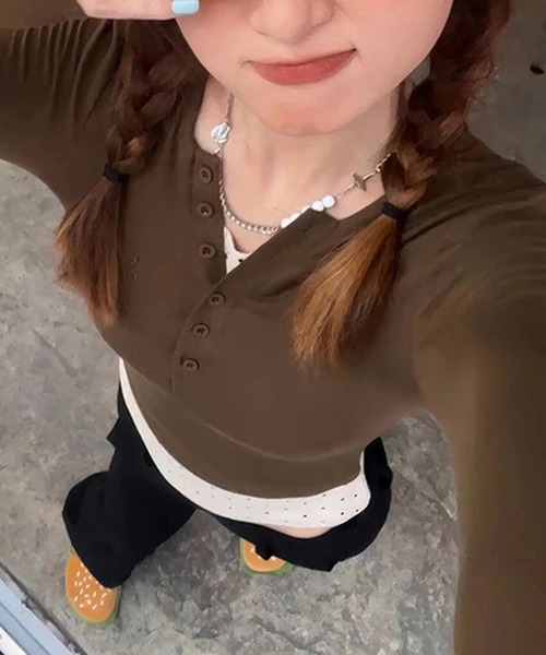 MEMECLE（メメクル）の「【 MEMECLE / メメクル 】レイヤード風 ドットスリムカットソー（Tシャツ/カットソー・レディース・ブラック/ブラウン・L/M/S）」の5枚目の写真