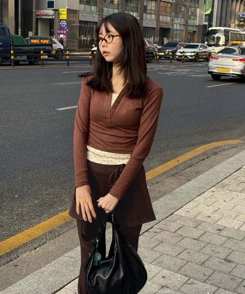 MEMECLE（メメクル）の「【 MEMECLE / メメクル 】レイヤード風 ドットスリムカットソー（Tシャツ/カットソー・レディース・ブラック/ブラウン・L/M/S）」の22枚目の写真