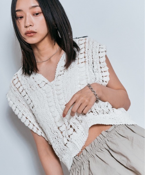 W:Huku(フーク)の「Vネック クロシェ ニット トップス / ノースリーブ フレンチスリーブ 袖なし(ニット/セーター・レディース・アイボリー/オフホワイト・FREE)」の3枚目の写真
