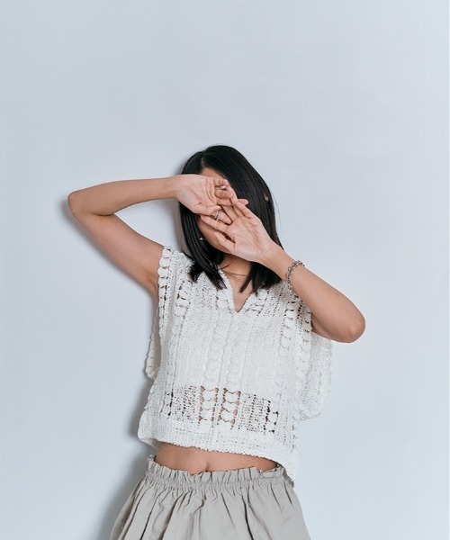 W:Huku(フーク)の「Vネック クロシェ ニット トップス / ノースリーブ フレンチスリーブ 袖なし(ニット/セーター・レディース・アイボリー/オフホワイト・FREE)」の12枚目の写真