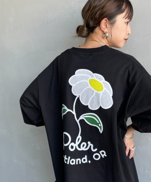 POLeR（ポーラー）の「[POLeR/ポーラー] 別注 フラワー バックプリント ショートスリーブTシャツ（Tシャツ/カットソー・レディース・ブラック/ホワイト/ベージュ・M/L）」の2枚目の写真