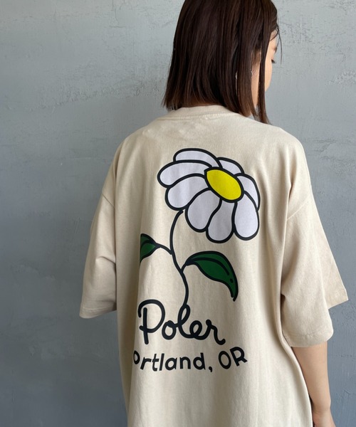 POLeR（ポーラー）の「[POLeR/ポーラー] 別注 フラワー バックプリント ショートスリーブTシャツ（Tシャツ/カットソー・レディース・ブラック/ホワイト/ベージュ・M/L）」の7枚目の写真