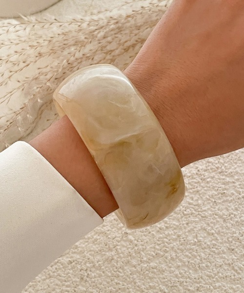 Fun & Daily（ファンアンドデイリー）の「F&D : ワイドアクリルバングル（バングル/リストバンド・レディース・ブルー/グレー/ホワイト系その他/ブラウン・FREE）」の2枚目の写真