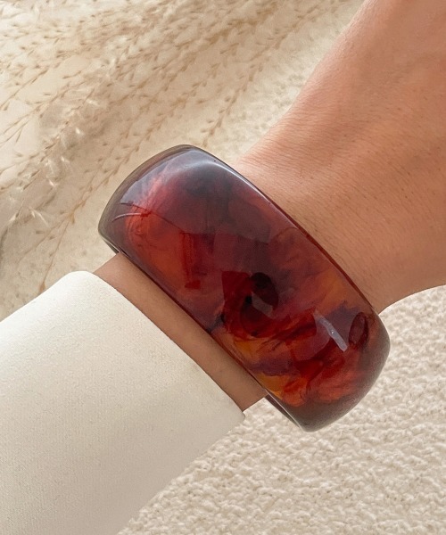 Fun & Daily（ファンアンドデイリー）の「F&D : ワイドアクリルバングル（バングル/リストバンド・レディース・ブルー/グレー/ホワイト系その他/ブラウン・FREE）」の4枚目の写真