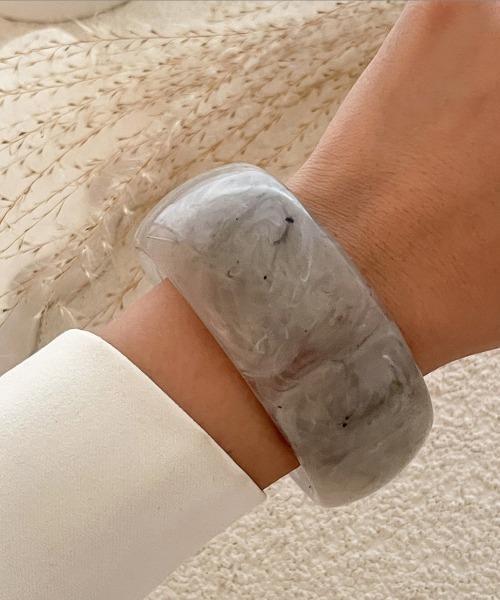 Fun & Daily（ファンアンドデイリー）の「F&D : ワイドアクリルバングル（バングル/リストバンド・レディース・ブルー/グレー/ホワイト系その他/ブラウン・FREE）」の3枚目の写真