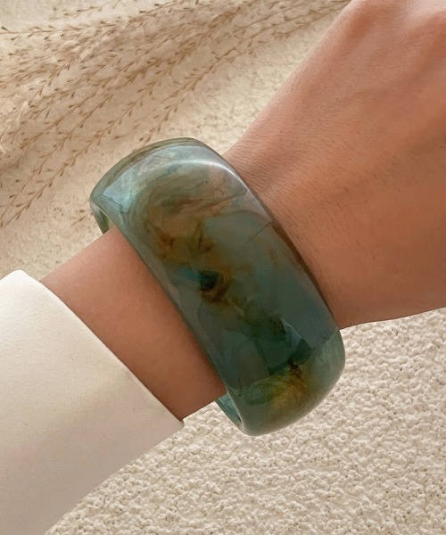 Fun & Daily（ファンアンドデイリー）の「F&D : ワイドアクリルバングル（バングル/リストバンド・レディース・ブルー/グレー/ホワイト系その他/ブラウン・FREE）」の8枚目の写真