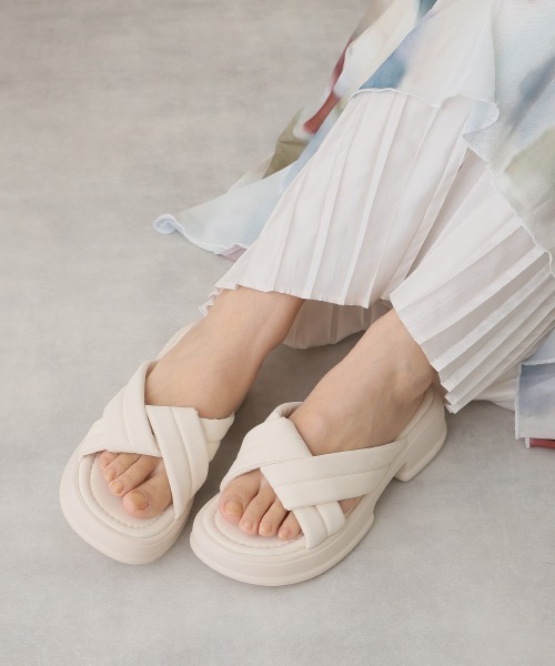 DEMETER(デメテル)の「軽量厚底 クロスデザイン パテッドサンダル(サンダル・レディース・ブラック/アイボリー・24.0cm/23.5cm/23.0cm/22.5cm/24.5cm)」の16枚目の写真