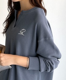 洒落感アップのこなれT。胸刺繍ワッフルオーバーサイズキーネックロンT(長袖)