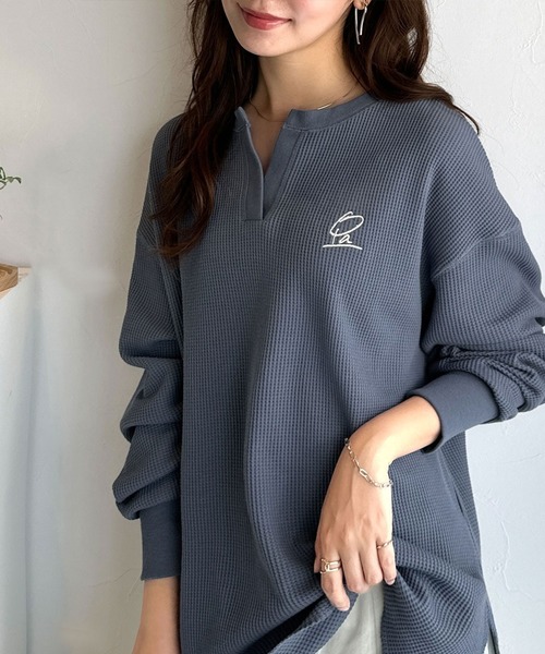 classicalelf（クラシカルエルフ）の「洒落感アップのこなれT。胸刺繍ワッフルオーバーサイズキーネックロンT（長袖）（Tシャツ/カットソー・レディース・チャコール/アイボリー/ライトグレー/ベージュ/ブルー・SMALL/MEDIUM/LARGE/X-LARGE）」の9枚目の写真