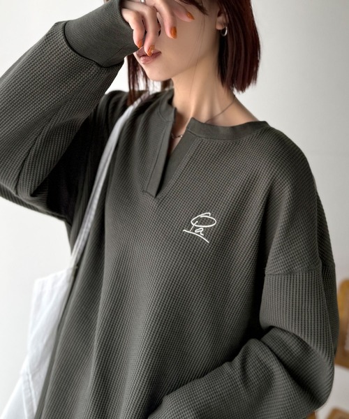 classicalelf（クラシカルエルフ）の「洒落感アップのこなれT。胸刺繍ワッフルオーバーサイズキーネックロンT（長袖）（Tシャツ/カットソー・レディース・チャコール/アイボリー/ライトグレー/ベージュ/ブルー・SMALL/MEDIUM/LARGE/X-LARGE）」の18枚目の写真