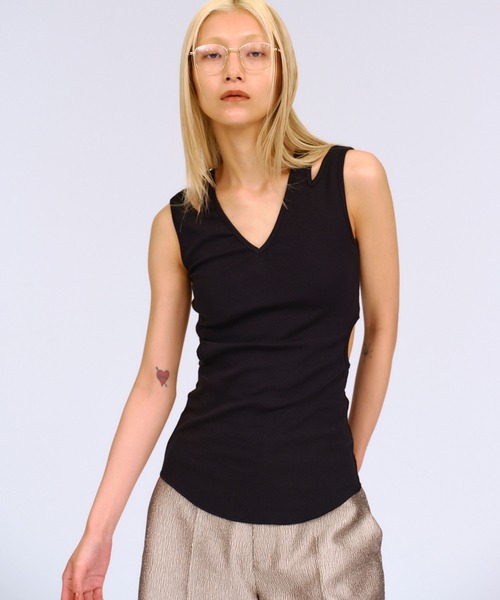THINGS THAT MATTER(シングス ザット マター)の「NOTCH DESIGN 2-WAY SLEEVELESS TOPS / ノッチデザイン2ウェイスリーブレストップス(タンクトップ・レディース・ボルドー/ホワイト/ブラック・FREE)」の3枚目の写真