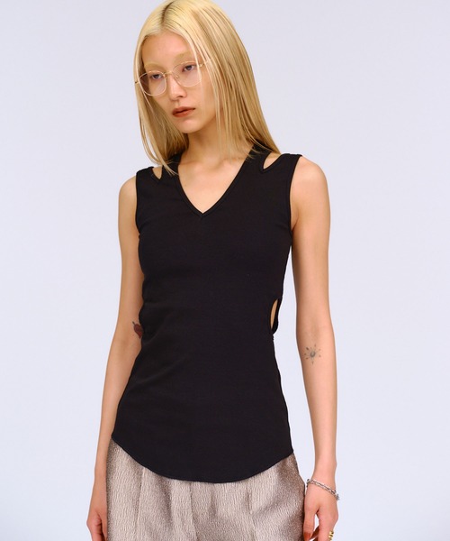 THINGS THAT MATTER(シングス ザット マター)の「NOTCH DESIGN 2-WAY SLEEVELESS TOPS / ノッチデザイン2ウェイスリーブレストップス(タンクトップ・レディース・ボルドー/ホワイト/ブラック・FREE)」の4枚目の写真