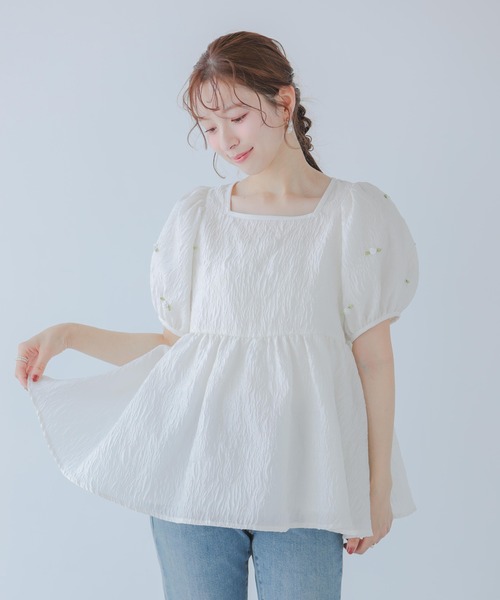 Fit more(フィットモア)の「ローズモチーフジャガードペプラムトップス(その他トップス・レディース・ピンク/ホワイト/ブルー・FREE)」の1枚目の写真