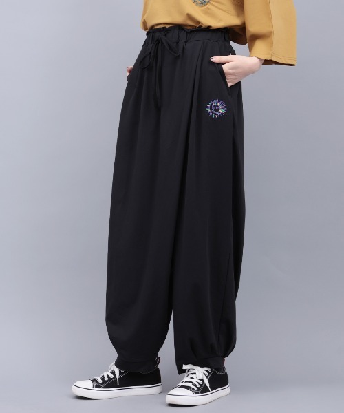 チチカカ(チチカカ)の「ドライ軽量ストレッチUVタイ風パンツ(その他パンツ・レディース・その他1/ブラック・FREE)」の2枚目の写真