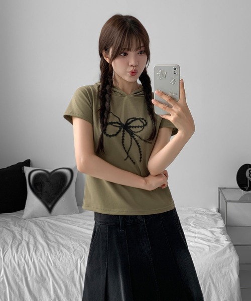 UNE MANSION(ユヌマンション)の「ラブリーリボンクロップドフード半袖Tシャツ(Tシャツ/カットソー・レディース・ブラック/カーキ/ホワイト・FREE)」の3枚目の写真
