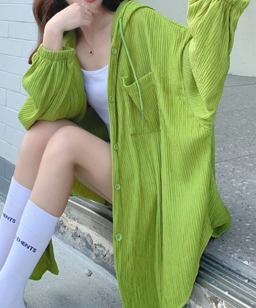 cammie(キャミー)の「フード付きビッグシルエットリブシャツトップス(シャツ/ブラウス・レディース・アイボリー/ライム・LARGE/MEDIUM)」の2枚目の写真