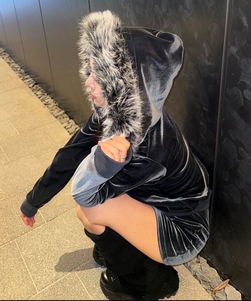 SPIRALGIRL（スパイラルガール）の「ベロアファーフーディー（パーカー・レディース・ブルー/ブラック/ベージュ・FREE）」の15枚目の写真