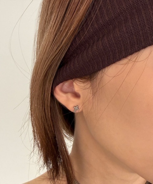4INT.(フォイント)の「ミニマル クロスモチーフ ミニ ピアス / サージカルステンレス316L (金属アレルギー対応)(ピアス(両耳用)・レディース・シルバー・FREE)」の5枚目の写真