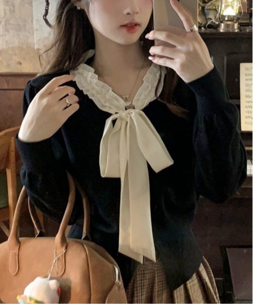 Mejoul(メジュール)の「フリルネックリボンニットトップス(ニット/セーター・レディース・アイボリー/ブラック/ワイン・F)」の1枚目の写真