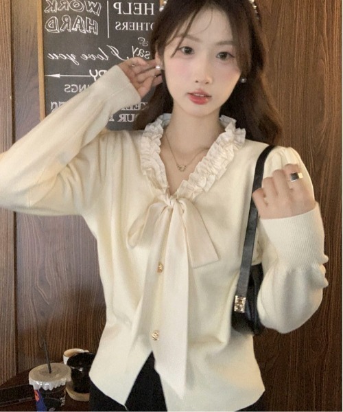 Mejoul(メジュール)の「フリルネックリボンニットトップス(ニット/セーター・レディース・アイボリー/ブラック/ワイン・F)」の4枚目の写真