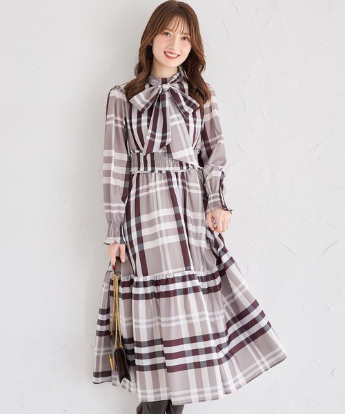tocco closet(トッコ クローゼット)の「ビックボウタイリボン付きチェック柄シャーリングワンピース(ワンピース・レディース・グレー/ベージュ・M)」の1枚目の写真