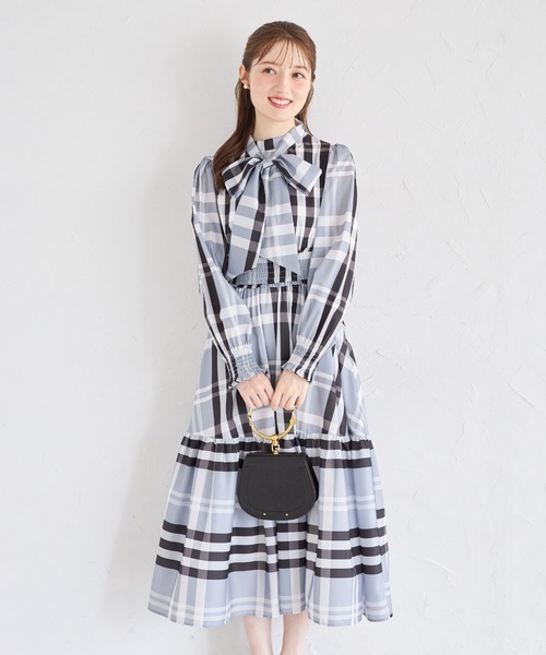 tocco closet(トッコ クローゼット)の「ビックボウタイリボン付きチェック柄シャーリングワンピース(ワンピース・レディース・グレー/ベージュ・M)」の2枚目の写真