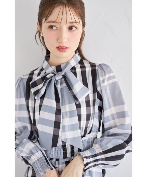 tocco closet(トッコ クローゼット)の「ビックボウタイリボン付きチェック柄シャーリングワンピース(ワンピース・レディース・グレー/ベージュ・M)」の5枚目の写真