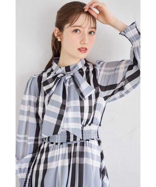 tocco closet(トッコ クローゼット)の「ビックボウタイリボン付きチェック柄シャーリングワンピース(ワンピース・レディース・グレー/ベージュ・M)」の6枚目の写真