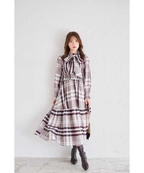 tocco closet(トッコ クローゼット)の「ビックボウタイリボン付きチェック柄シャーリングワンピース(ワンピース・レディース・グレー/ベージュ・M)」の4枚目の写真