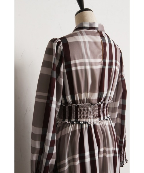 tocco closet(トッコ クローゼット)の「ビックボウタイリボン付きチェック柄シャーリングワンピース(ワンピース・レディース・グレー/ベージュ・M)」の20枚目の写真