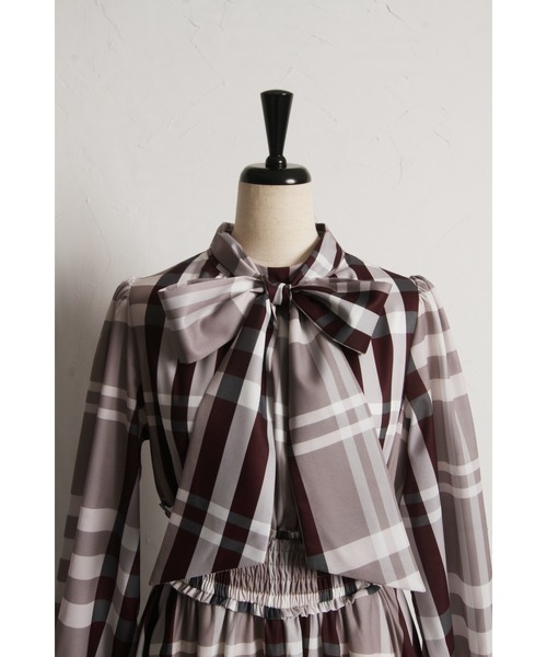 tocco closet(トッコ クローゼット)の「ビックボウタイリボン付きチェック柄シャーリングワンピース(ワンピース・レディース・グレー/ベージュ・M)」の18枚目の写真
